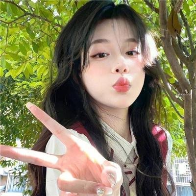 与一位女士合影